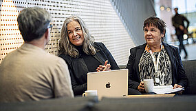 Foto på glada konferensdeltagare