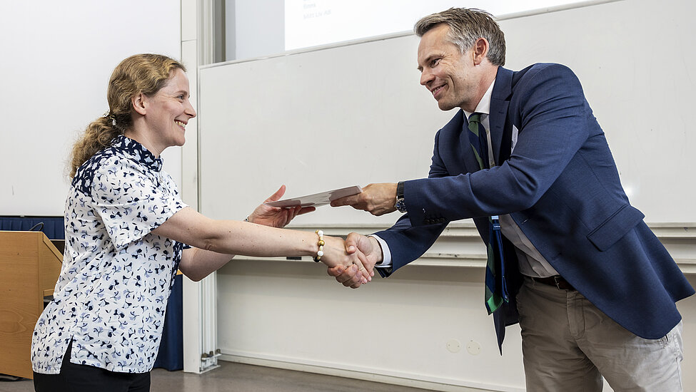 Ylva Hamnell-Pamment tar emot sitt stipendium under en ceremoni